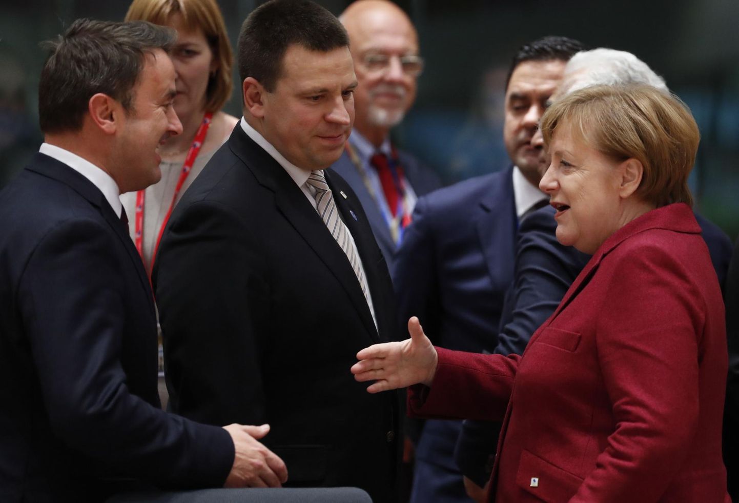 Luksemburgi peaminister Xavier Bettel, Jüri Ratas ja liidukantsler Angela Merkel ülemkogul.