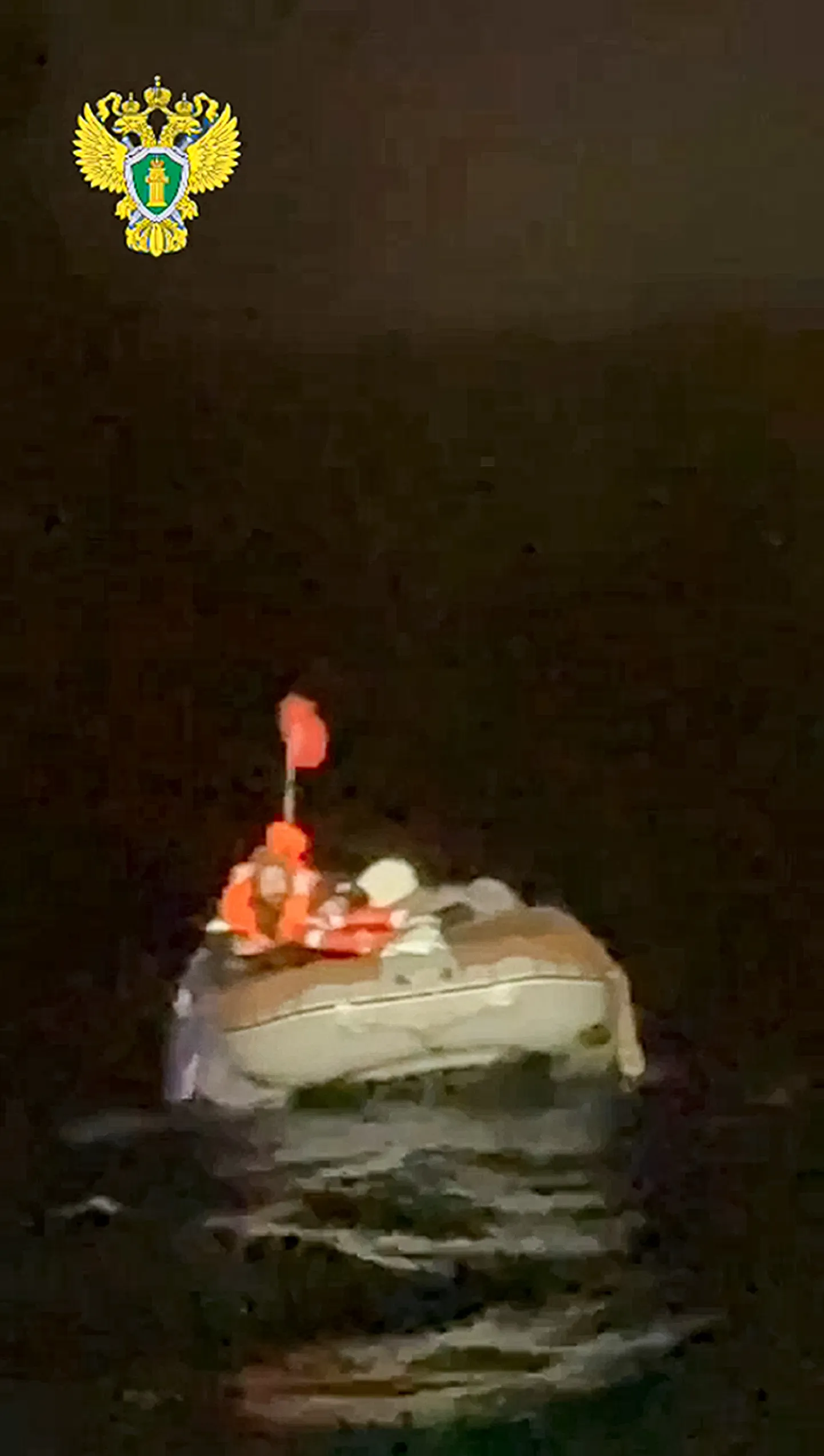 Väljavõte Venemaa Kaug-Ida transpordiprokuratuuri ametliku telegrammikanali poolt teisipäeval, 15. oktoobril 2024 avaldatud videost, millel on näha üle kahe kuu merel triivinud meest hetkel, kui kalapaat ta leidis.