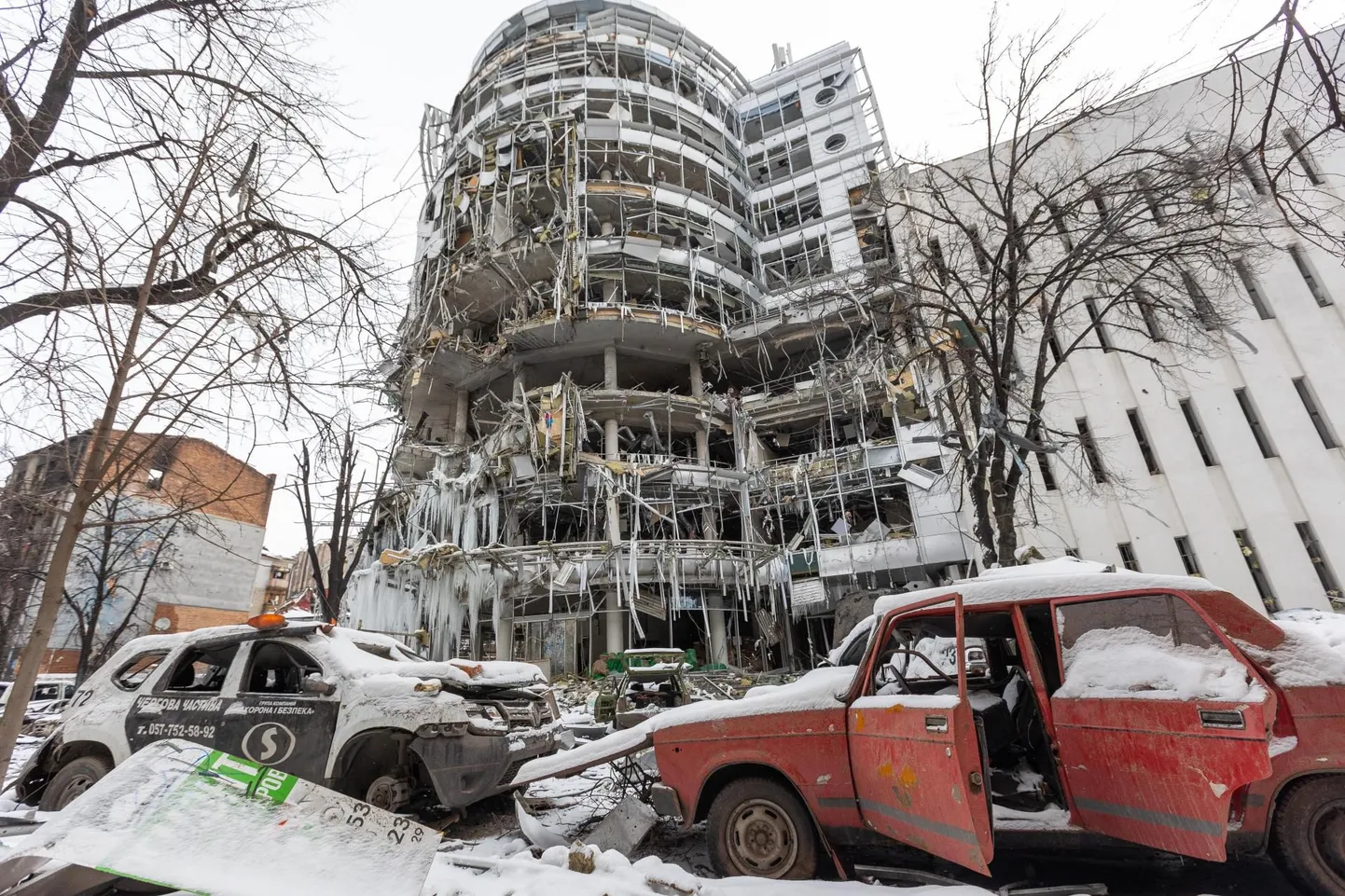 Разбомбленное российской армией здание в центре Харькова. Город практически полностью разрушен.