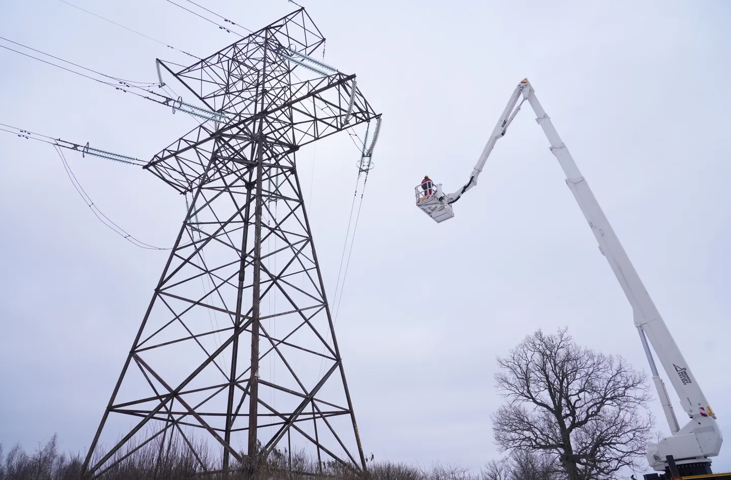 Augstsprieguma līnijā Viļakā tiek veikta atslēgšanās no Krievijas apvienotās energosistēmas (BRELL), lai kopīgi ar Lietuvu un Igauniju pievienotos Eiropas energotīklam.