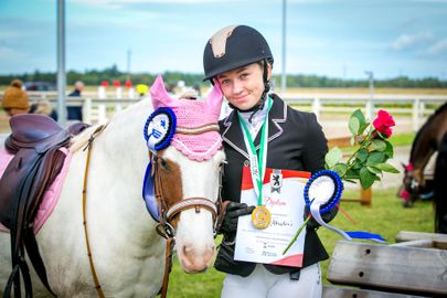 Annika Absalon rõõmustas võidu üle koos kaheksa-aastase poni Nikinakiga.