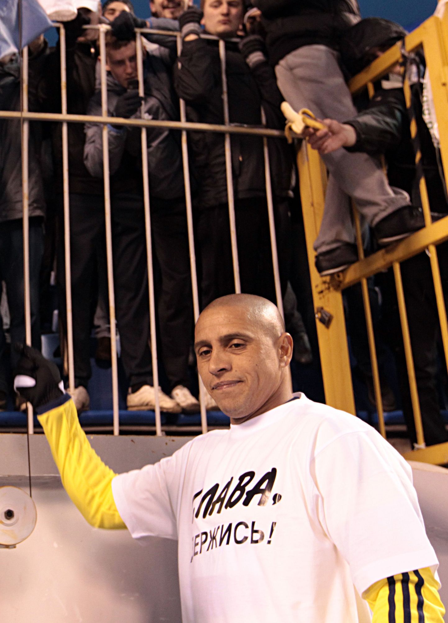 Роберто Карлосу болельщики "Зенита" во время матча с "Анжи" протянули банан.