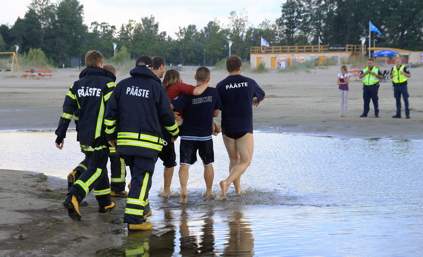 Päästetöötajad tõid Pärnus mereveest kaldale neiu.