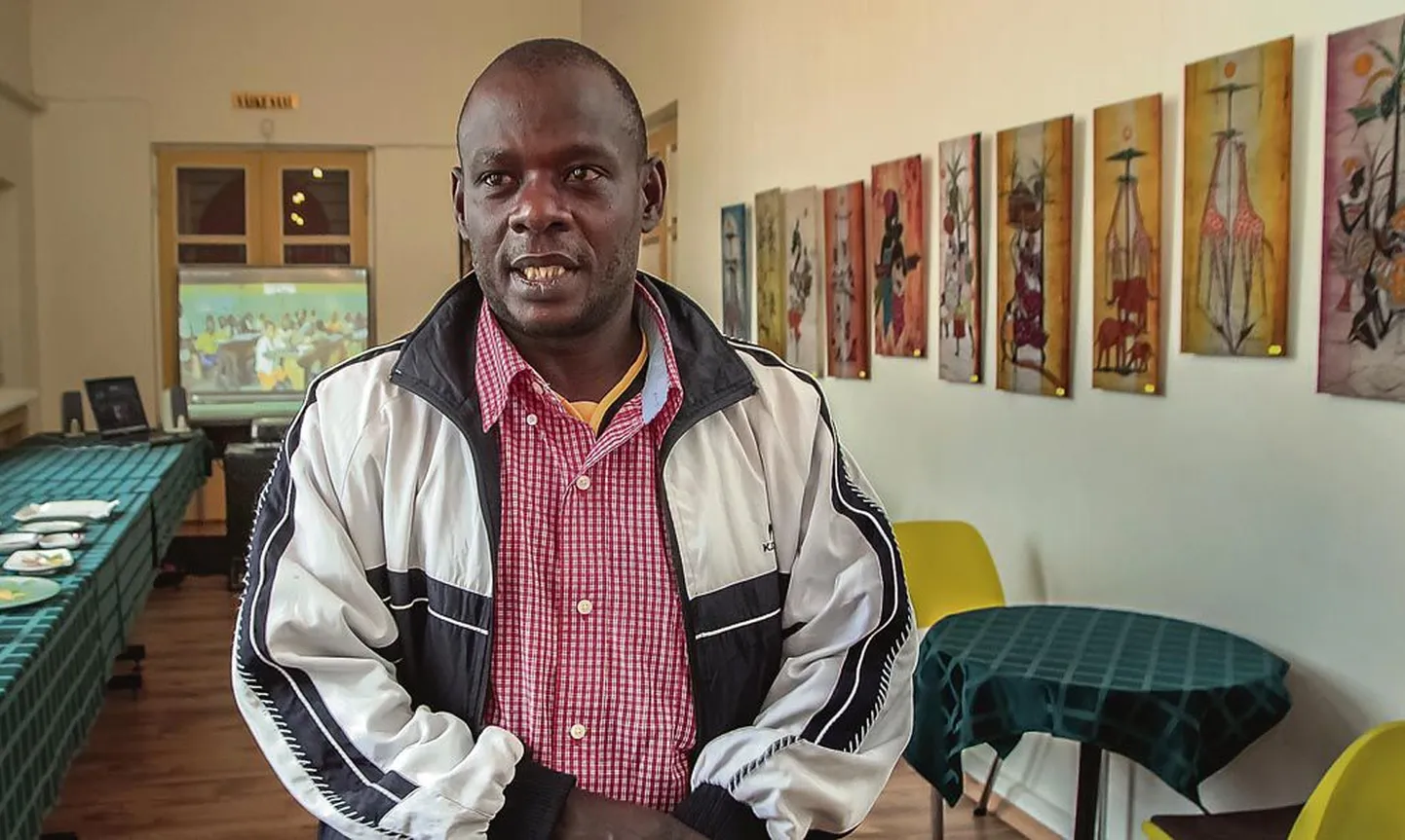 Samuel Waddimba näitas oma kaasmaalaste maalide näituse avamisel videot Uganda Pioneersi vabatahtlike tegemistest.