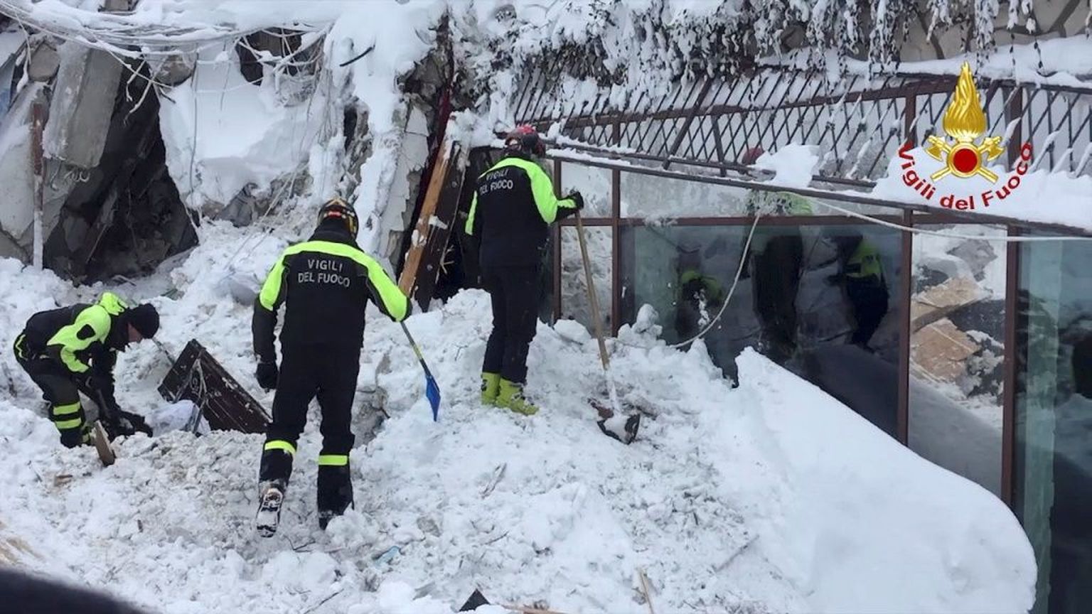 Itaalias Farindolas jätkavad päästetöötajad laviini alla jäänute otsimist