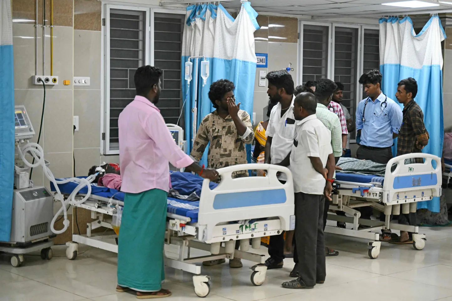Pereliikmed seismas mürgise alkoholi tarbimise tõttu haiglaravi vajanute juures ühes Tamil Nadu haiglas.
