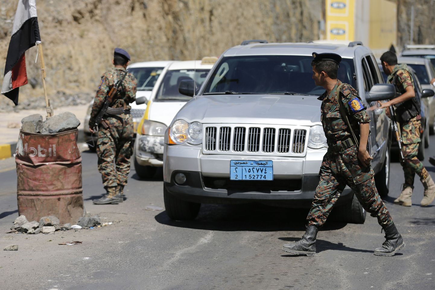Poltseinikud Sanaas kontrolli teostamas 15. veebruaril.
