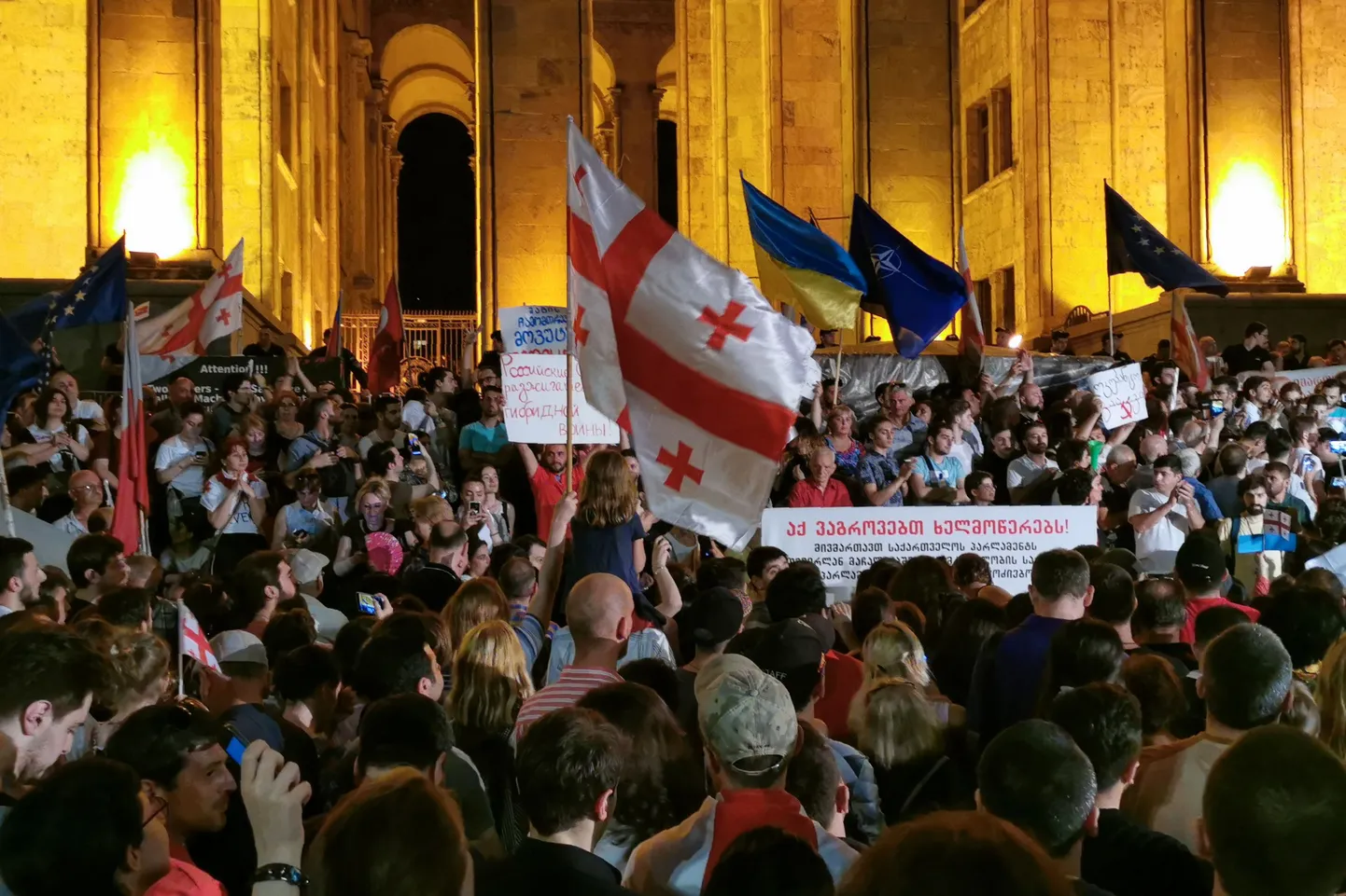 Protestijad parlamendihoone juures.
