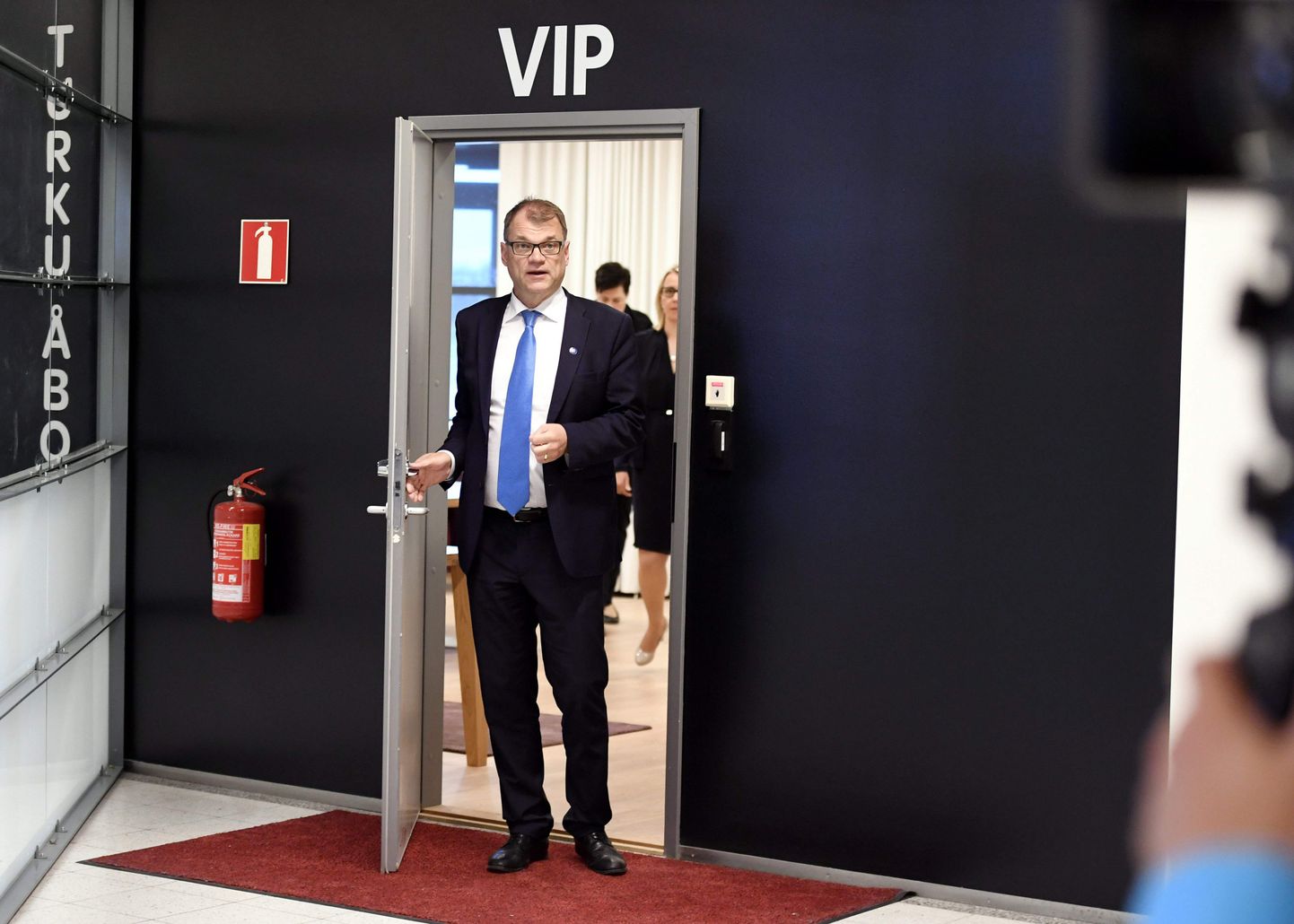 Soome valitsuskriis on lahenenud ning valitsus jätkab senises koosseisus, teatas peaminister Juha Sipilä eile Turu lennujaamas toimunud erakorralisel pressikonverentsil.