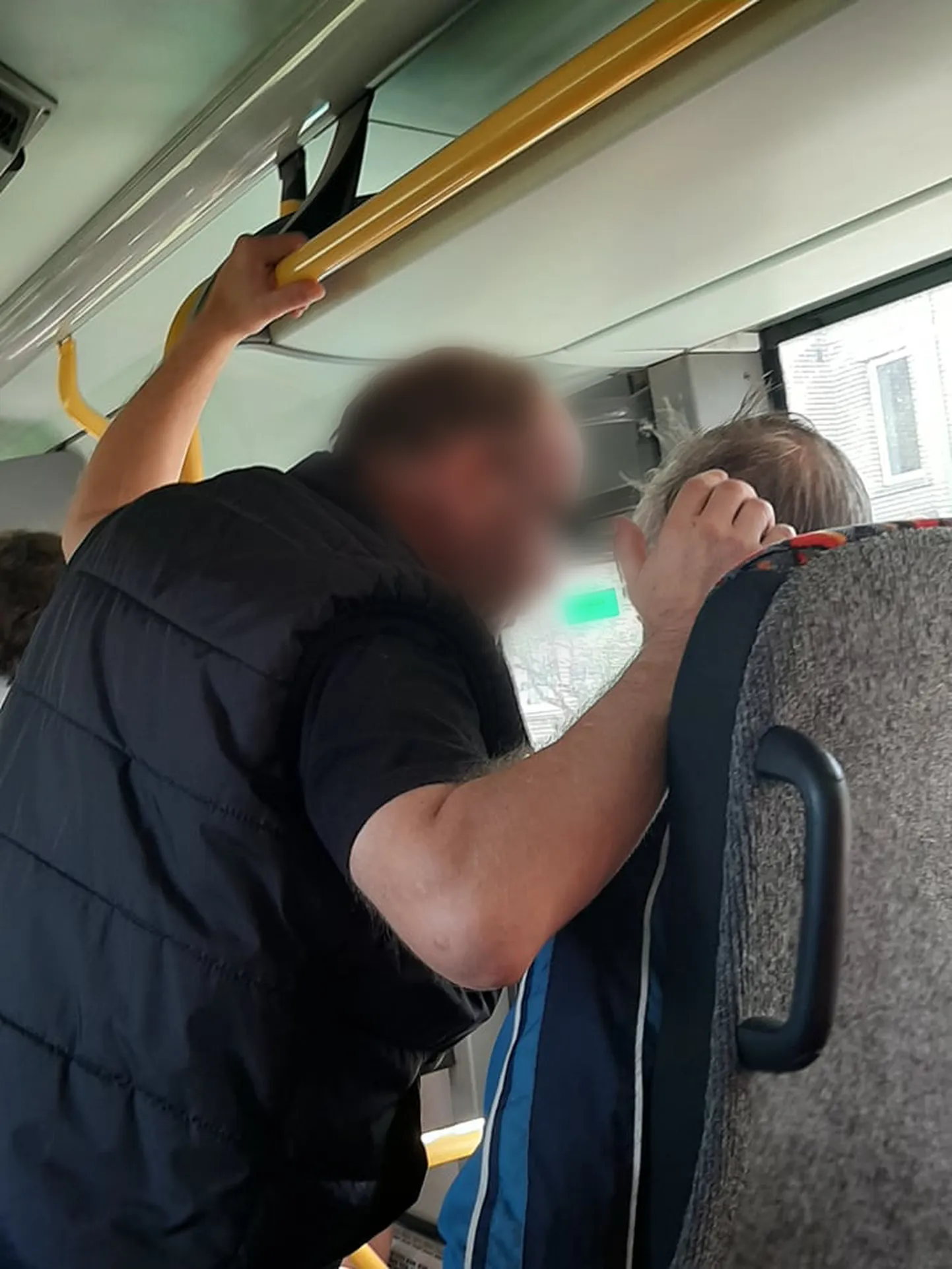 В этом мужчине очевидцы опознали дядю, который пугает их детей