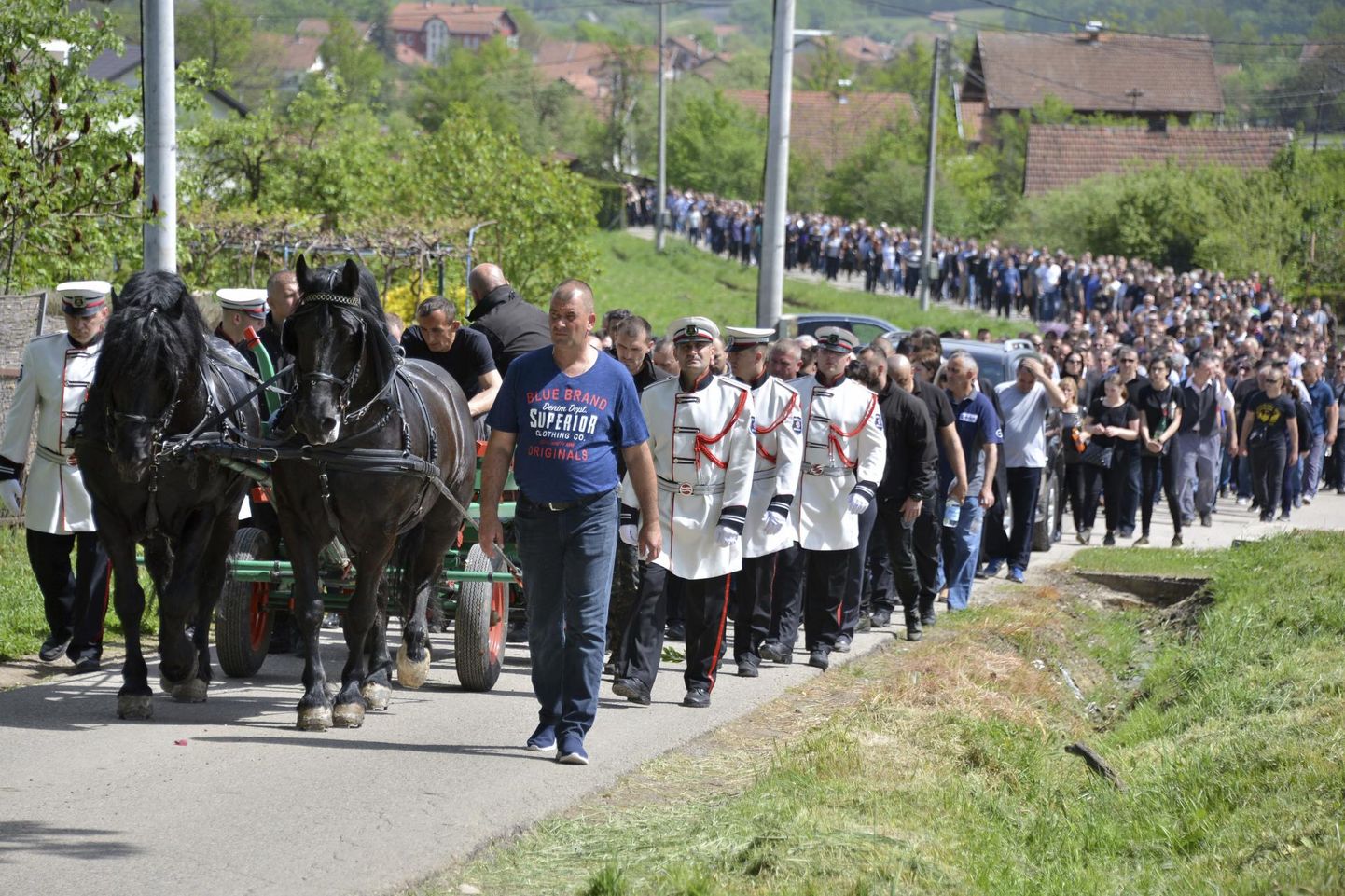 Turvaärimehe Slaviša Krunići matustele Glamočanis neljapäeval tuli tuhandeid inimesi. Ärimees tapeti mõni päev varem oma kodu juures. 