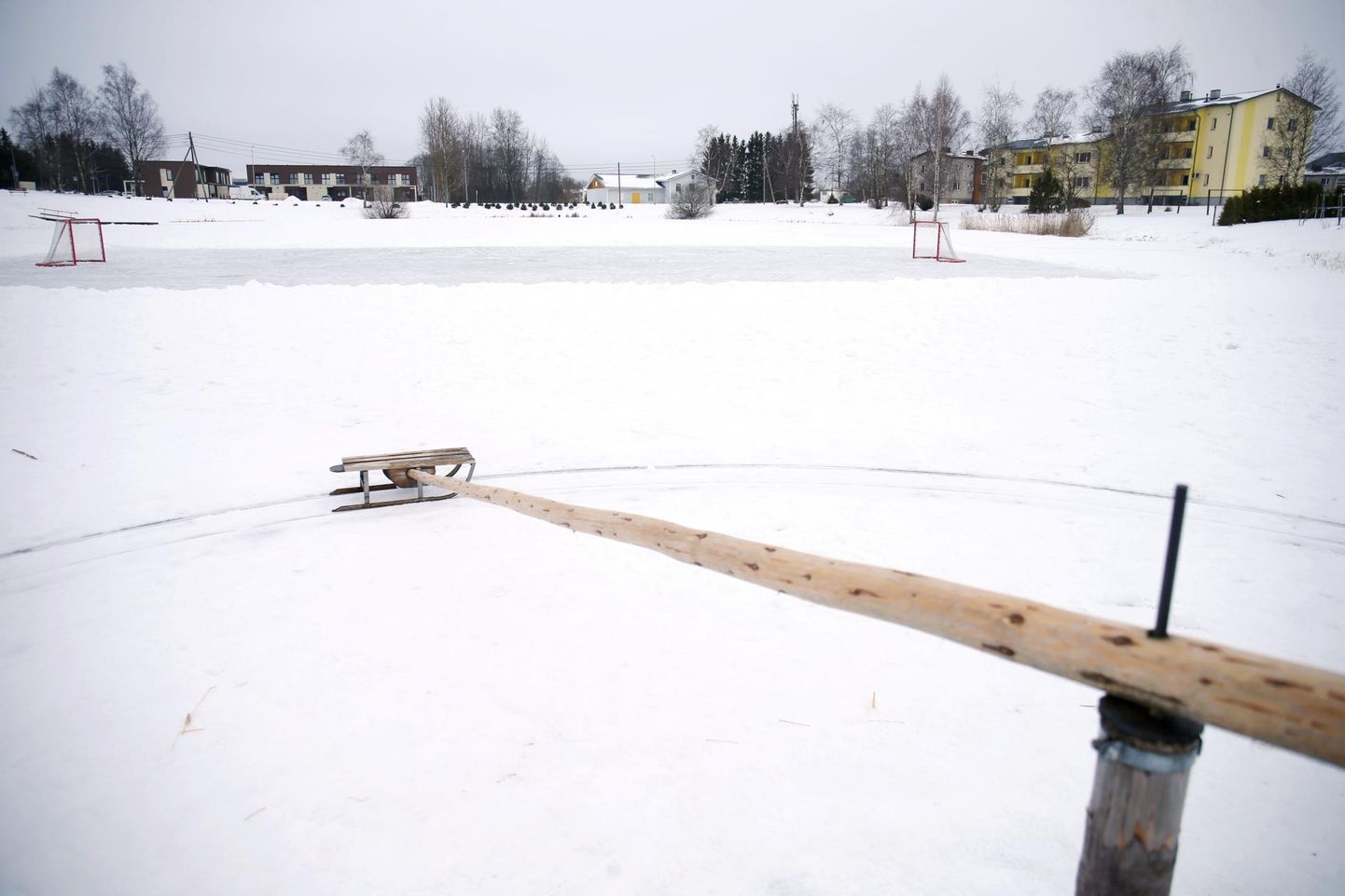 Kõrveküla järvel on ka väike jääkarussell, kui hoki mängimine ära tüütab.