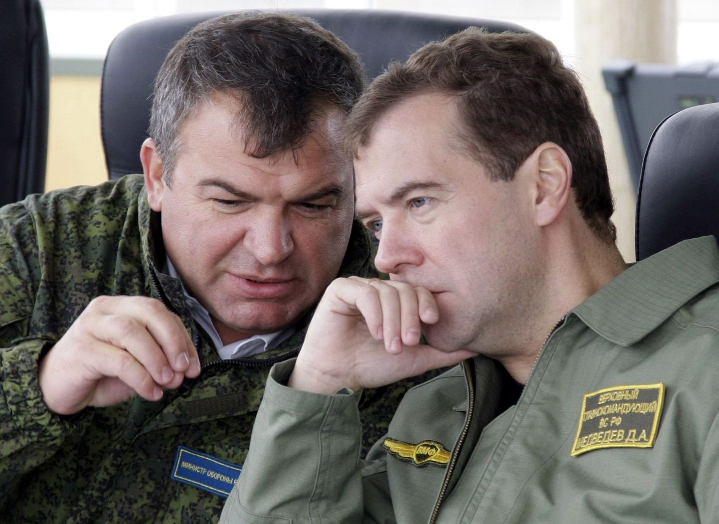 Анатолий Сердюков (слева) и Дмитрий Медведев.