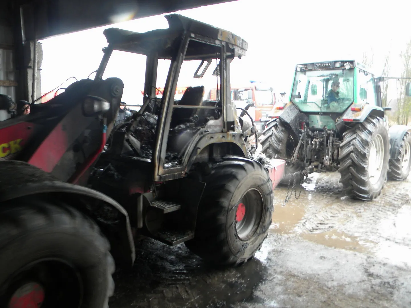 Lahavere küla garaažis süttis traktor.