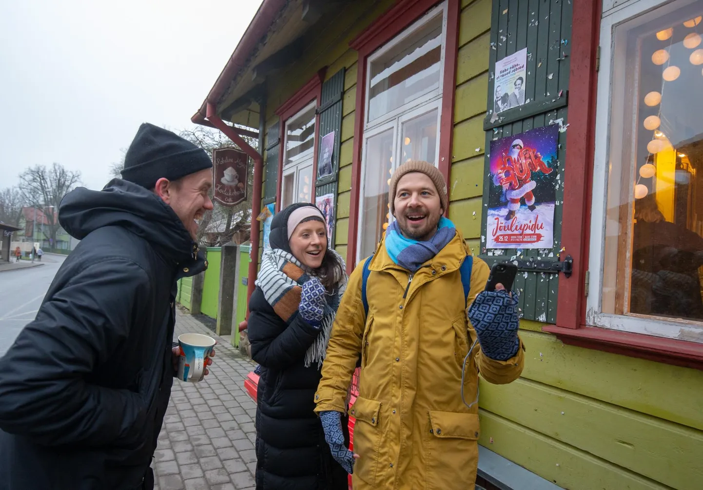 Ansamblisse Trad.Attack! kuuluvad abikaasad Jalmar ja Sandra Vabarna võitlevad ületarbimise vastu (vasakul Tõnu Tubli).
