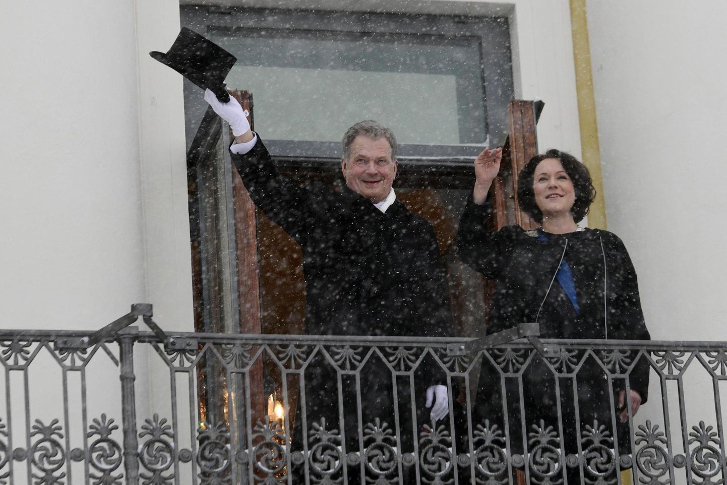 President Sauli Niinistö ja tema abikaasa Jenni Haukio presidendilossi rõdul pärast teist korda ametisse kinnitamist 1. veebruaril 2018. Nüüd saab Niinistö ametiaeg läbi.