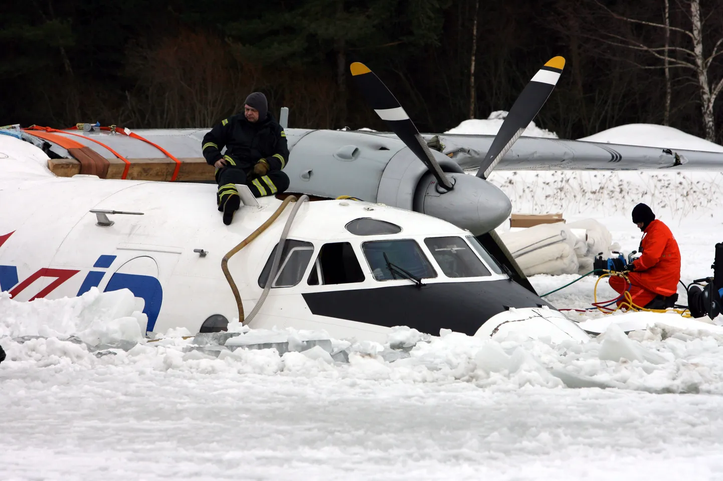 Фото польского самолета на льду озера Юлемисте.