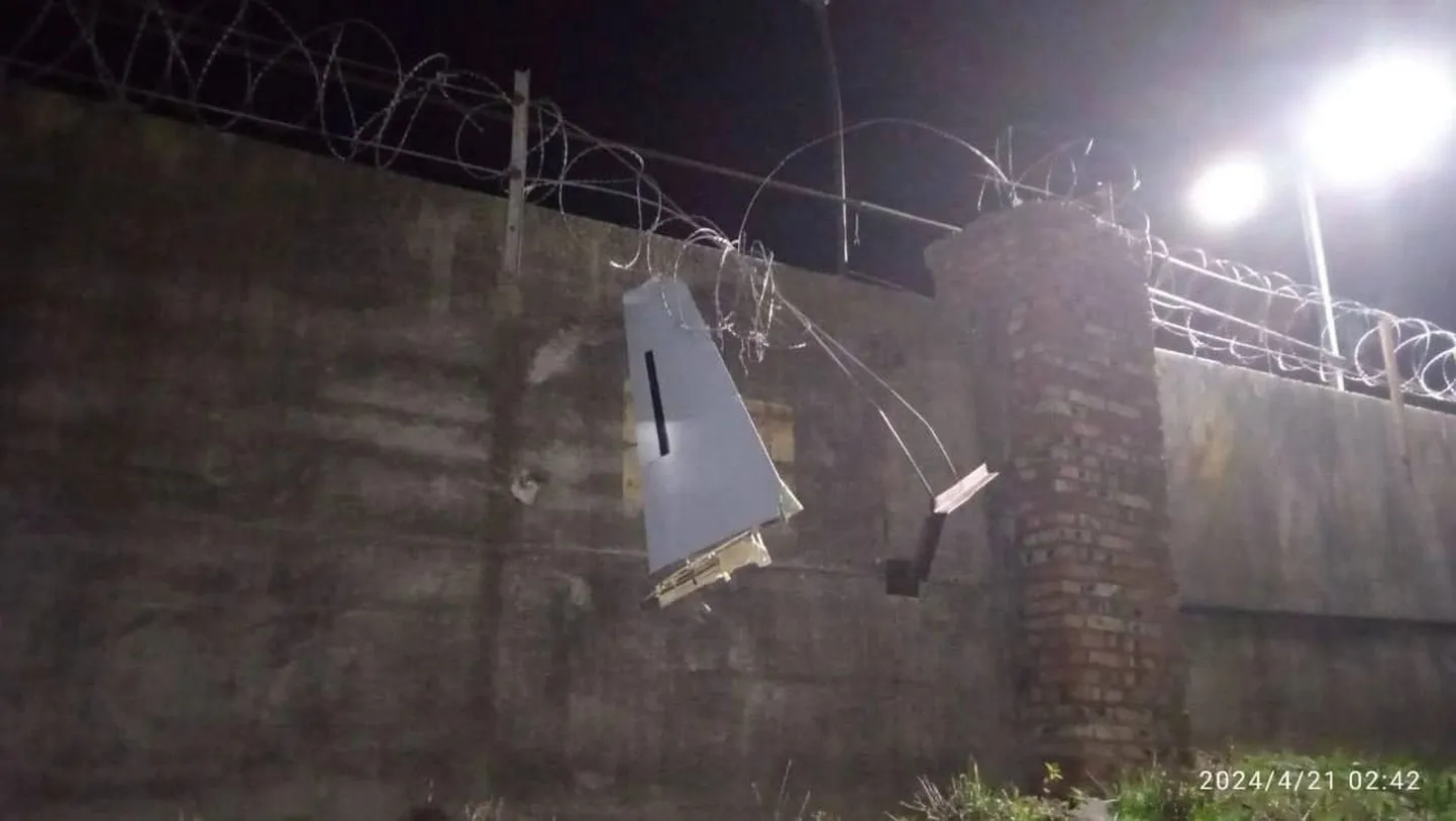 Обломки дрона, атаковавшего нефтебазу в Великих Луках в ночь на 21 апреля.