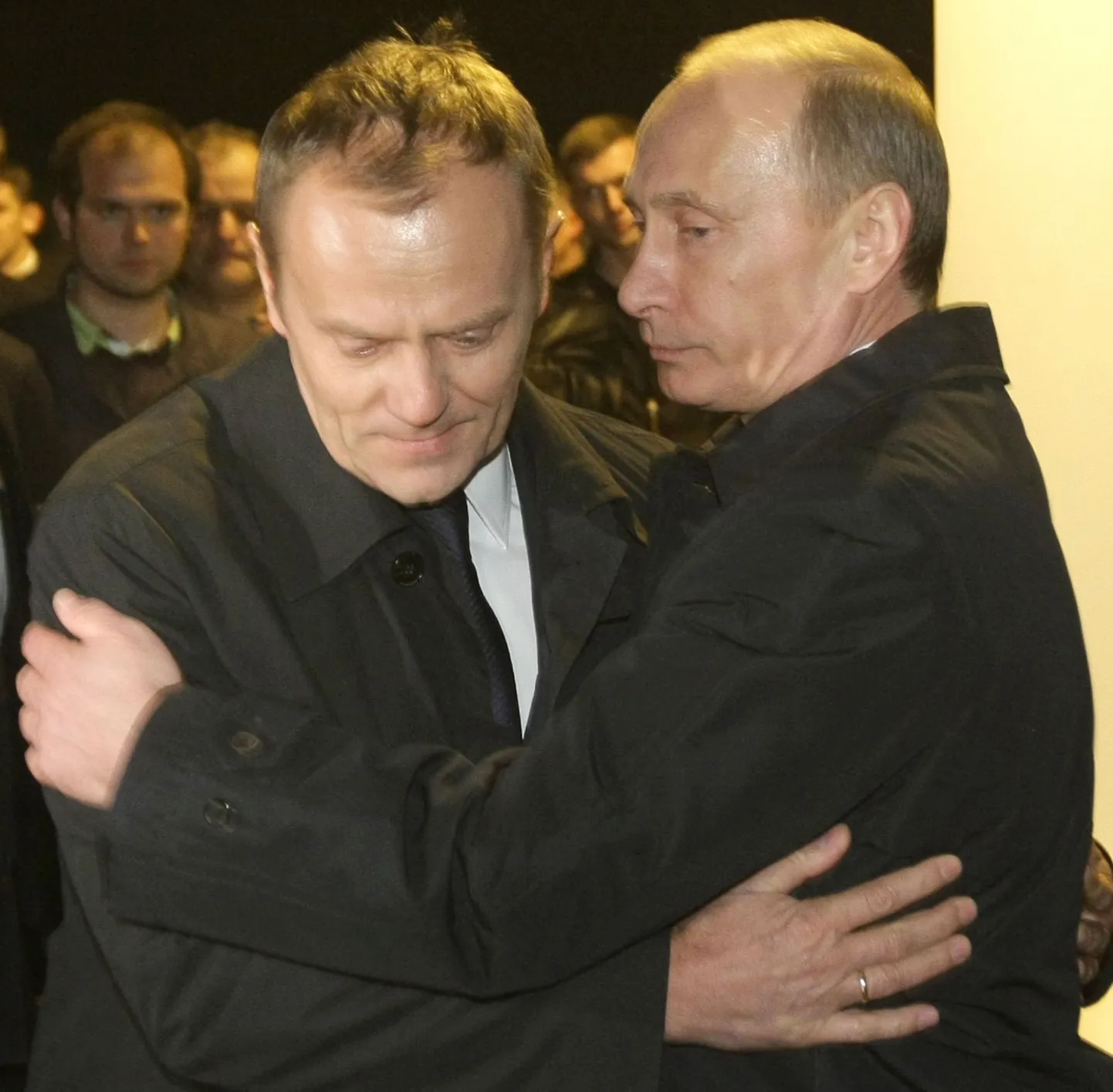 Владимир Путин обнял Дональда Туска во время посещения места катастрофы.