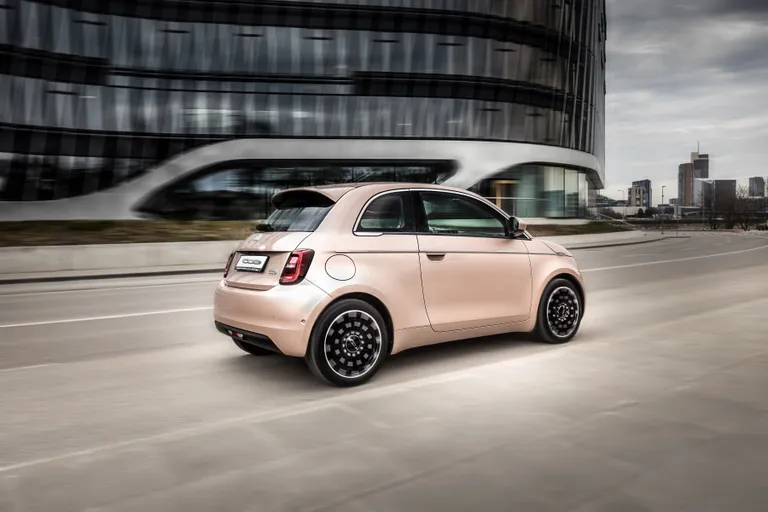 Новый полностью электрический Fiat 500.