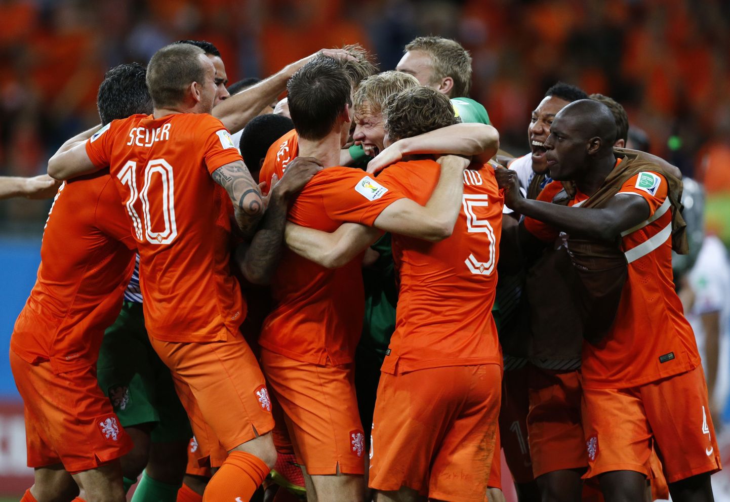 Футболисты сборной Голландии радуются победе.