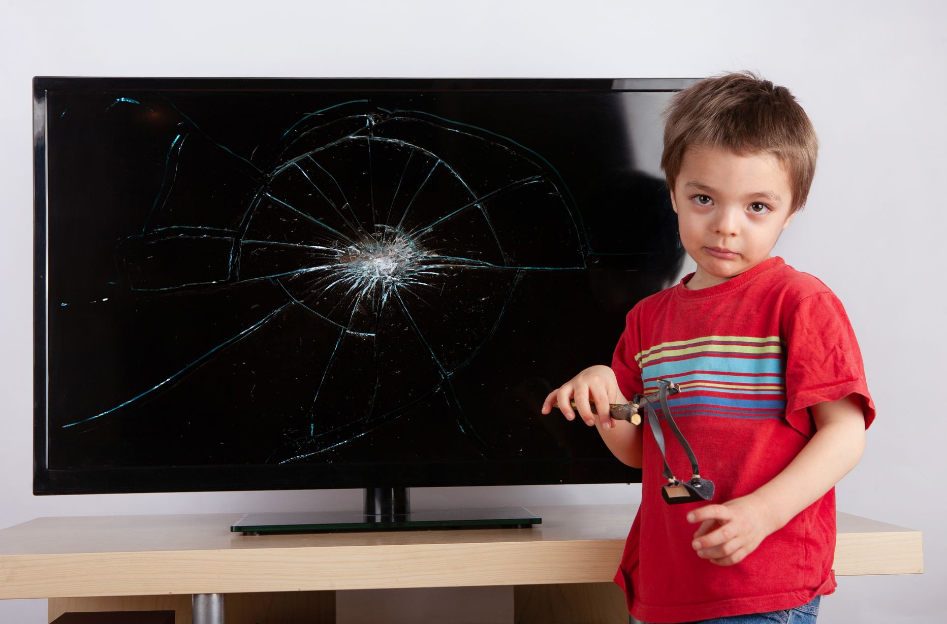 Lapse lõhutud teler. Foto on illustratiivne.