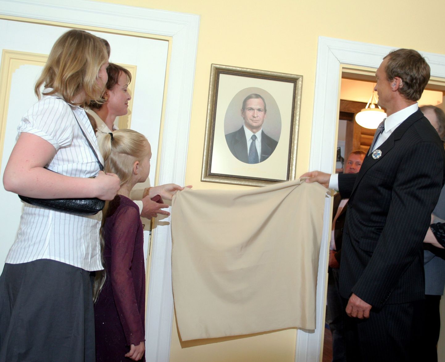 Sõudekuulsus Jüri Jaanson avas koos perega Pärnu linnakodaniku majas oma portree.