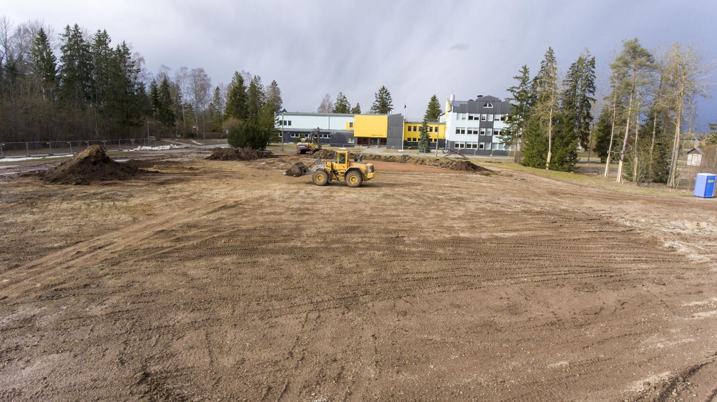 Algasid Sõmeru ja Näpi piirkonna kauaoodatud rahvaspordiväljaku ehitustööd Sõmeru põhikooli juures.
