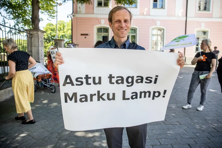 Conservationists called for lower felling volumes and the resignation of Ministry of the Environment Deputy Secretary General Marku Lamp at a protest meeting on June 15.
