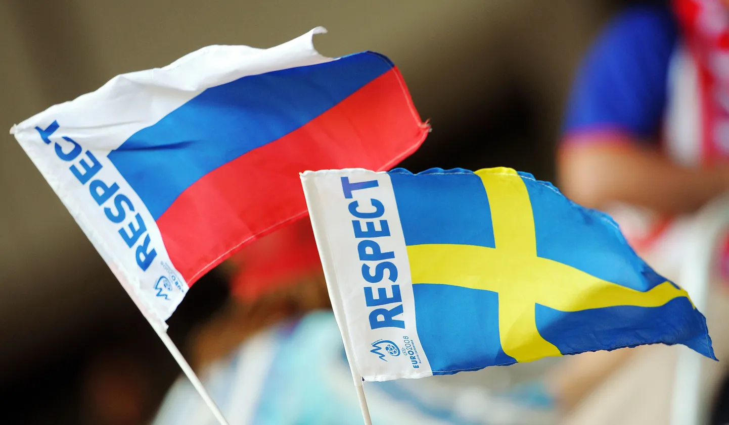 Rootsi ja Vene lipp enne jalgpallimatsi