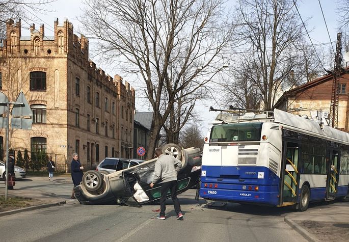В Риге загорелся автобус Rīgas satiksme (ВИДЕО)