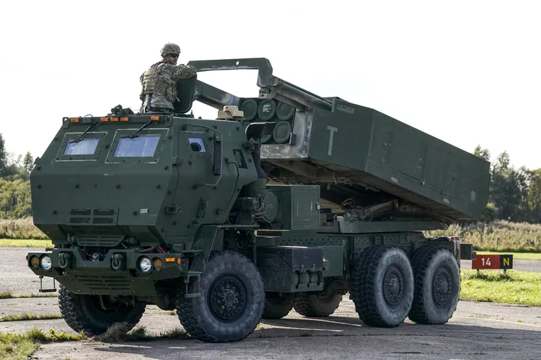 Американская реактивная система залпового огня на колесном шасси HIMARS.