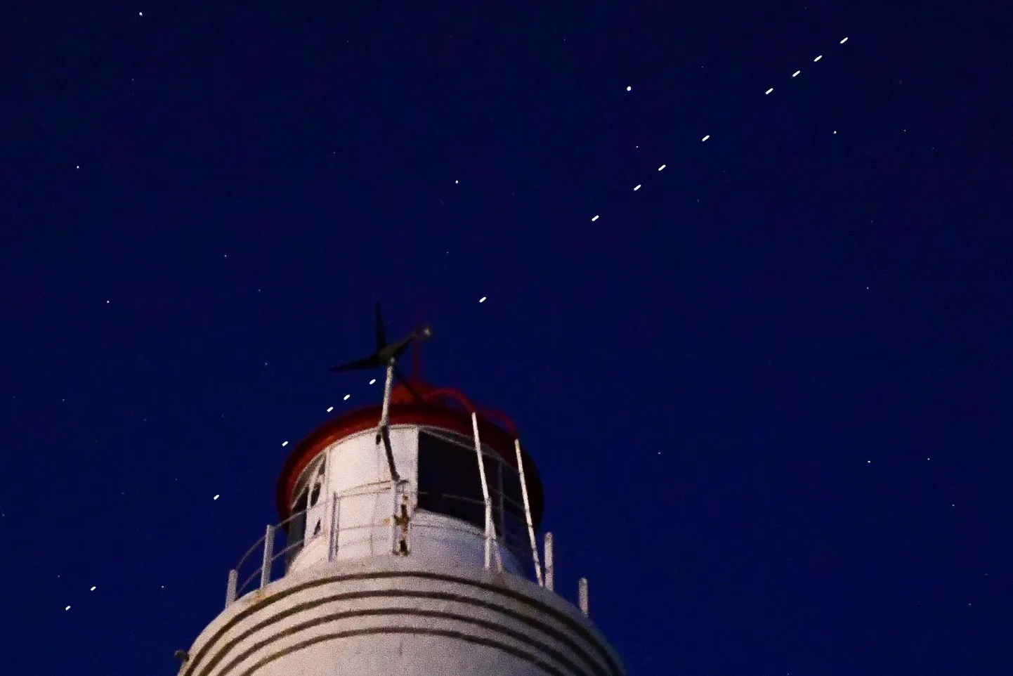 Osa Starlinki satelliite öötaevas. Foto on tehtud 27. aprillil 2020 Venemaal Vladivostokis