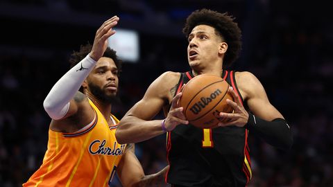 Džonsonam vēl viena fantastiska spēle, taču par "Hawks" glābēju nekļūst