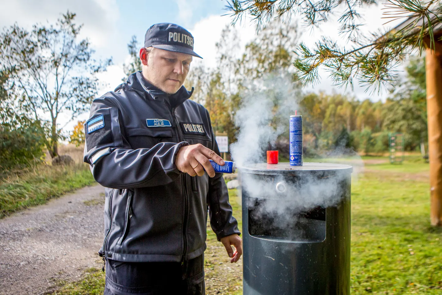OHTLIK GAAS: Noorsoopolitseinik Ahto Auliku sõnul tekitab balloonist rõhu alt väljuv gaas sissehingamisel ja nahale sattudes ka külmakahjustusi.