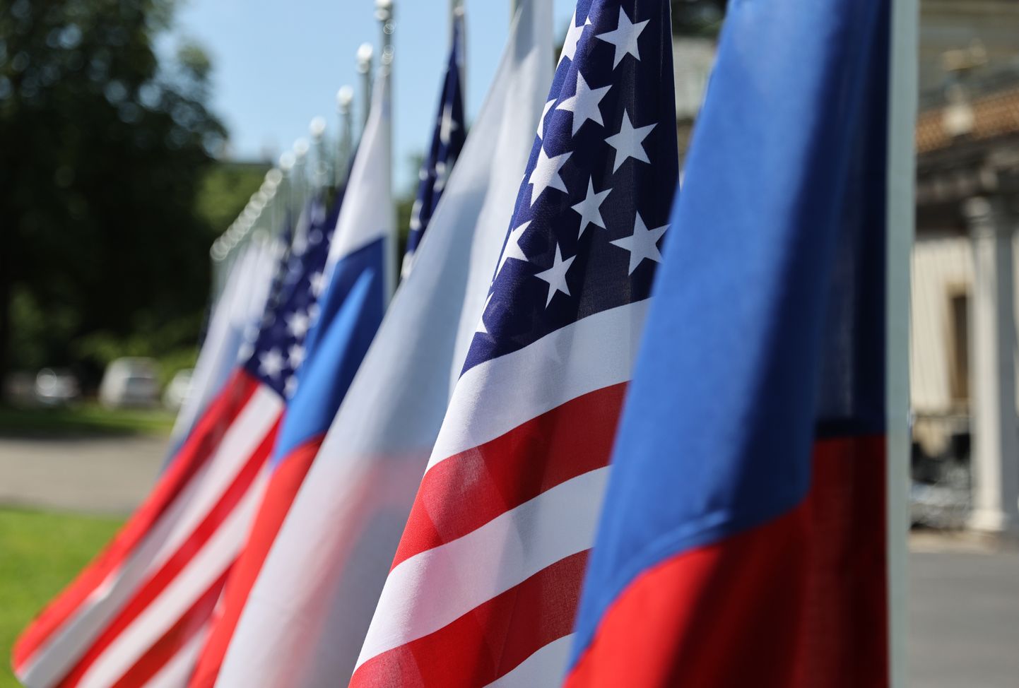 Флаги России и США.