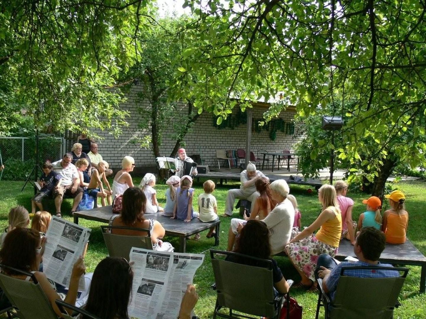 Villa Artise õunaaias saab kuulata pajatusi ja pillilugusid.