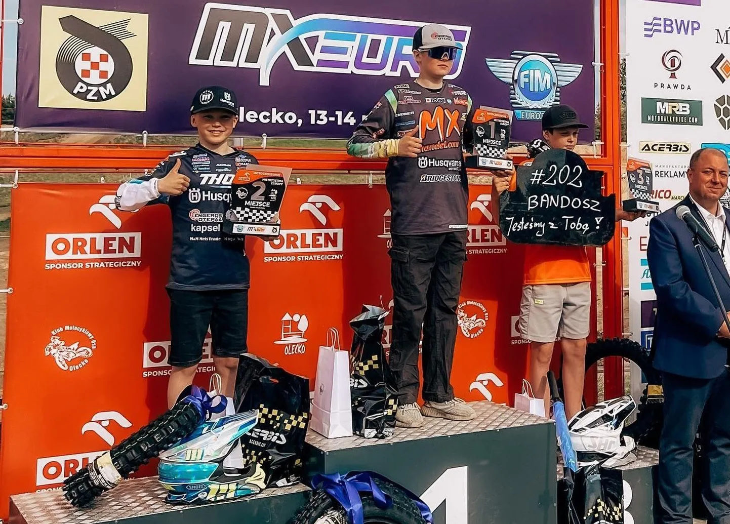 EMX85 klassi parimad sõitjad: Travis Leok (keskel), Lucas Leok (vasakul) ja poolakas Michal Psiuk