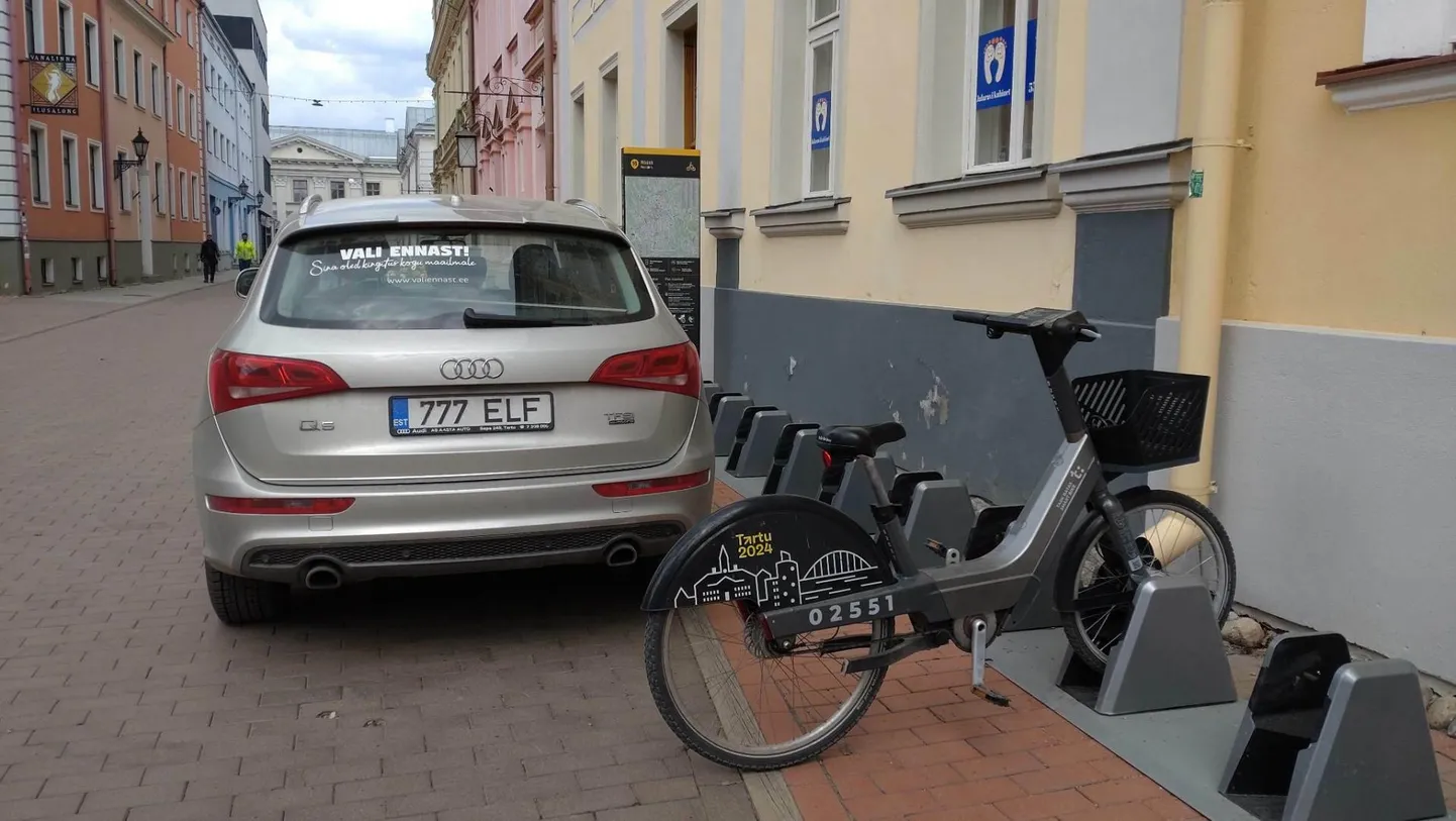 Rüütli tänavas parkis üks auto eile päraslõunal kinni seitse rattadokki - jalakäijate alal.