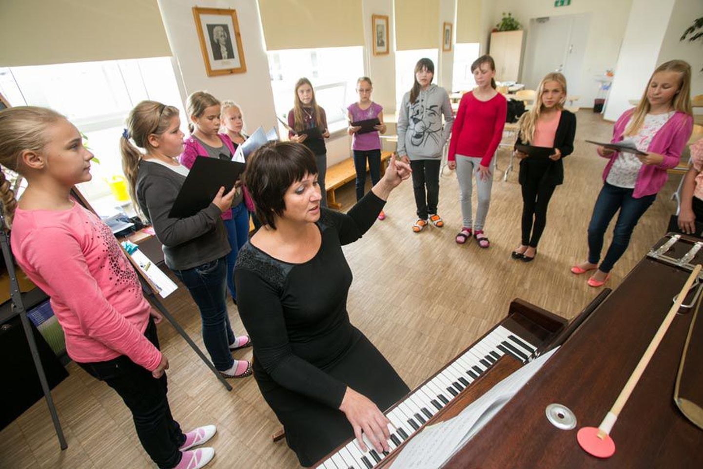 Muusikaõpetaja Malle Nööp harjutab vastloodud tütarlasteansambliga Kodutütarde olümpial esinemise tarvis.