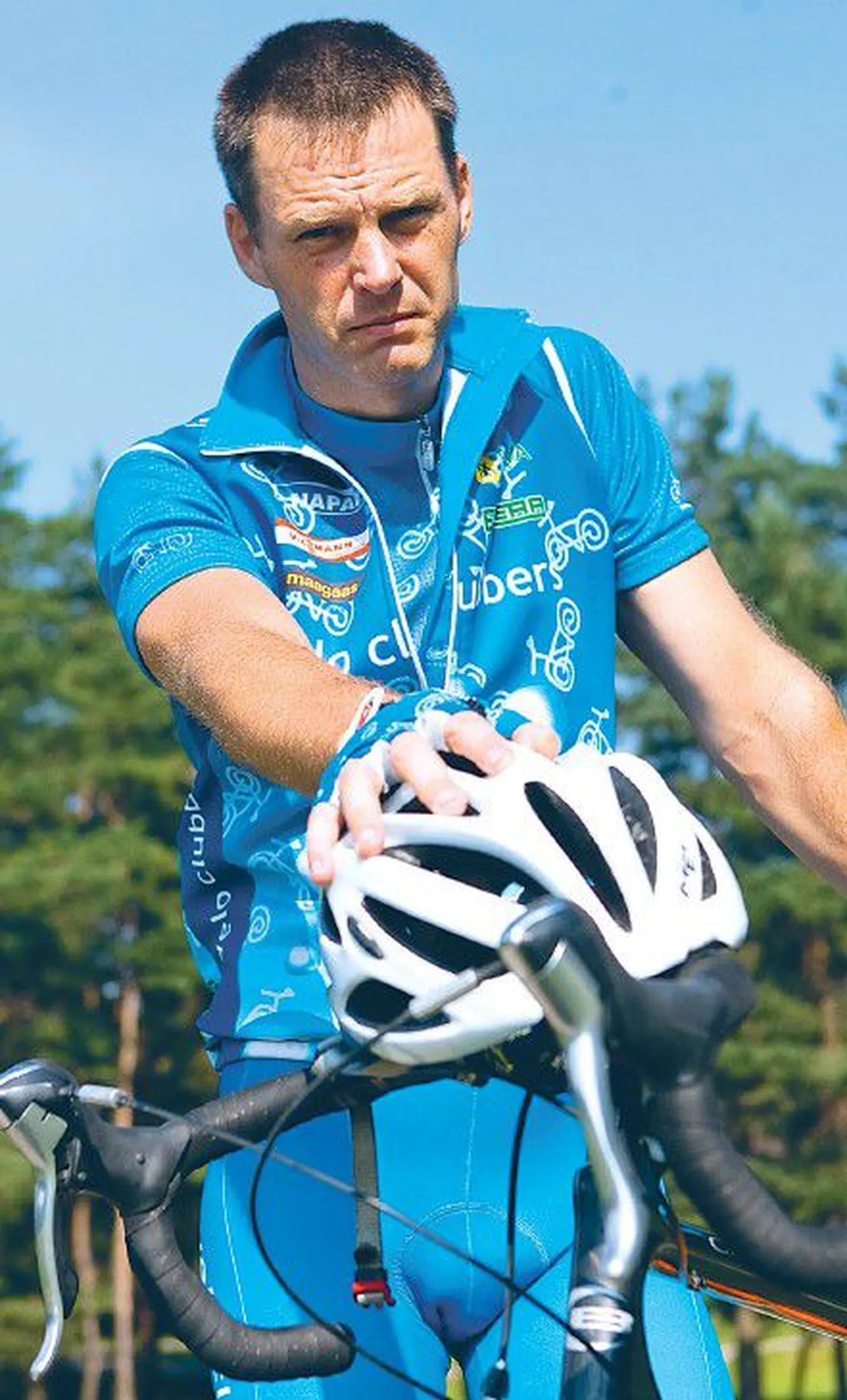 Eesti Gaasi juhatuse liige Raul Kotov usub, et suudab gaasivõrgu eraldamise plaanile vastu seista. Ta ammutas eilegi energiat rattasõidust ega pelga tugeva spordimehe imagoga peaministri Andrus Ansipi väljakutset.