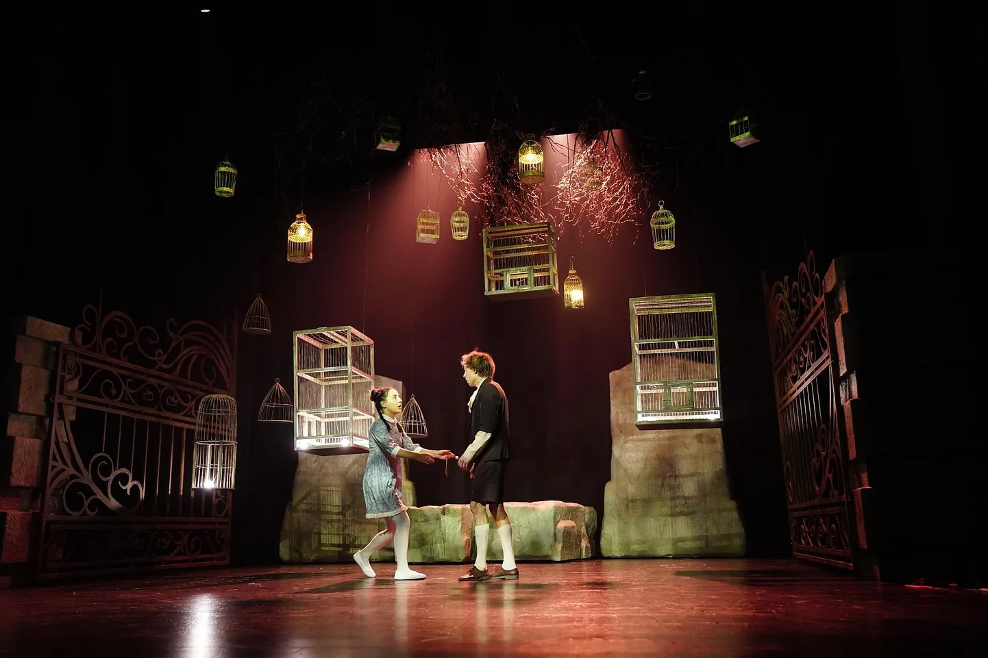 Rakvere teatri jõululavastuses "Kuldse Liilia saladus" satuvad lapsed kurba kuningriiki.