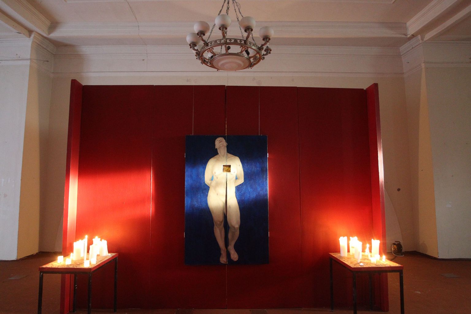 Näituse "Altarid. Vol. 3" keskmes Y-galeriis on uus maal-altar, millest suletud kujul on näha naisakt.