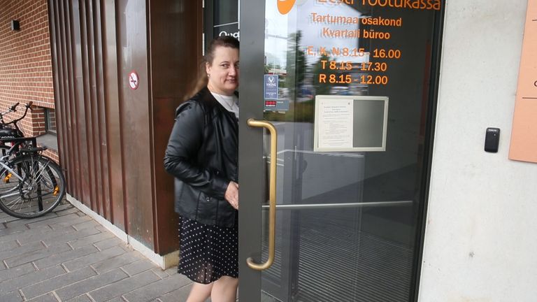 Юлле Кярнер встала на учет в Кассе страхования от безработицы через две недели после сокращения. Предложений быть швеей за три месяца она получила всего два.