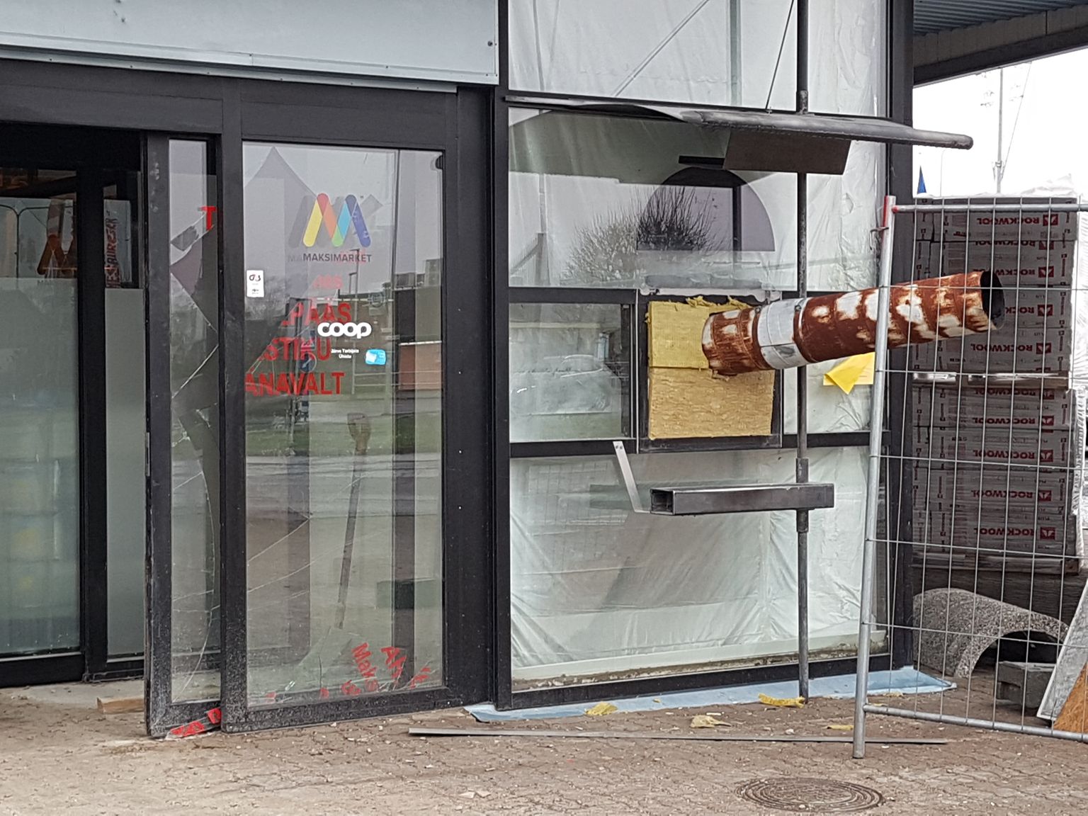 Hetkel kasutab ehitaja Swedbanki ATM-i avaust hoones hoopis muul otstarbel, kuid remonditööde lõppedes tuleb sellesse auku sularahaautomaat tagasi.