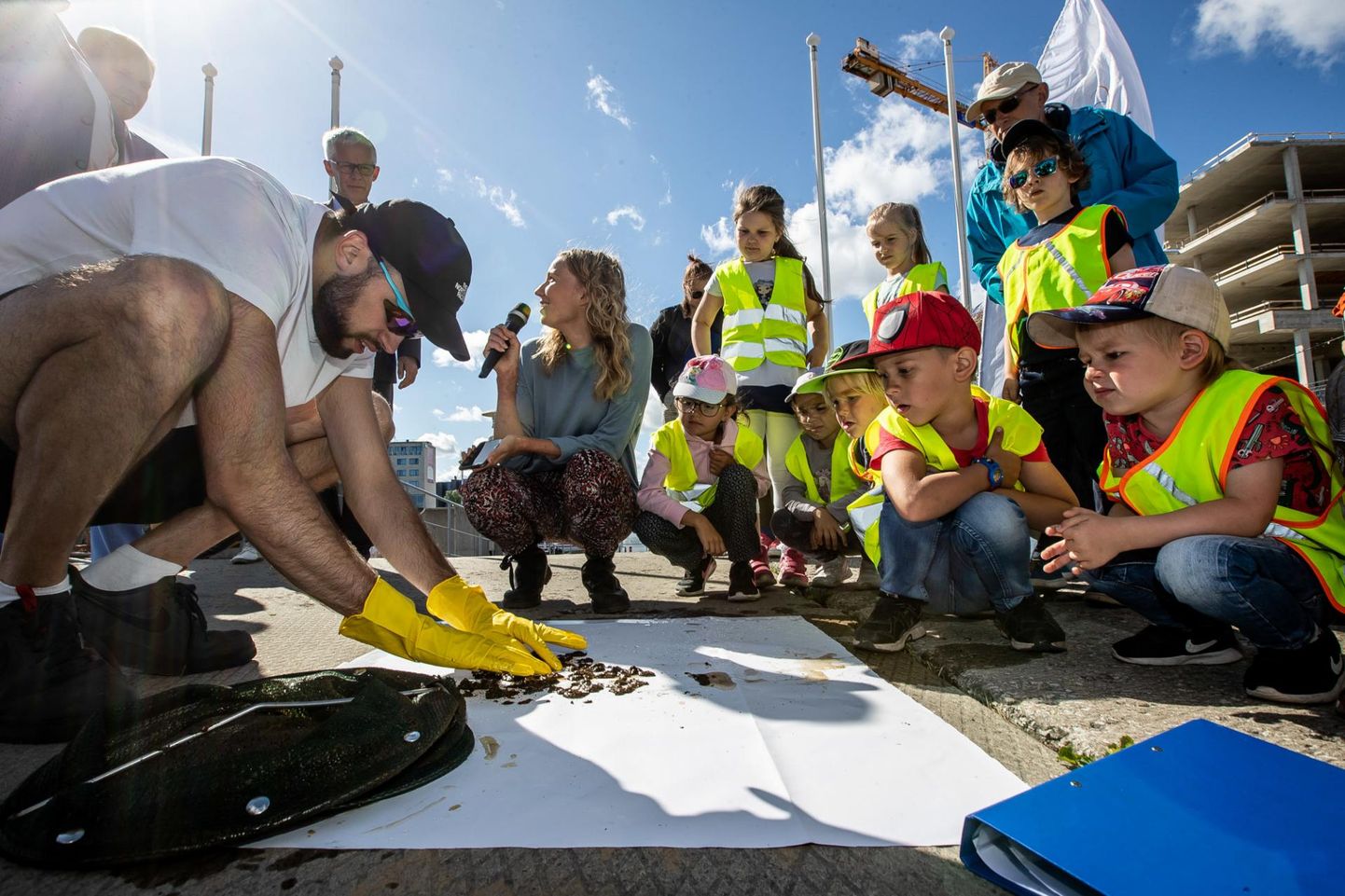 Tallinna keskkonnahariduse programmi raames tutvustatakse mereprügipüüduri tööd ka lasteaialastele.