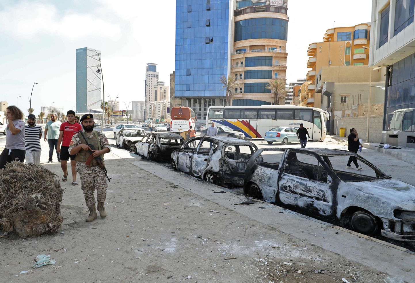 Liibüa pealinnas Tripolis teisipäeva, 17. mai hommikul aset leidnud lahingutes hävinud sõidukid.