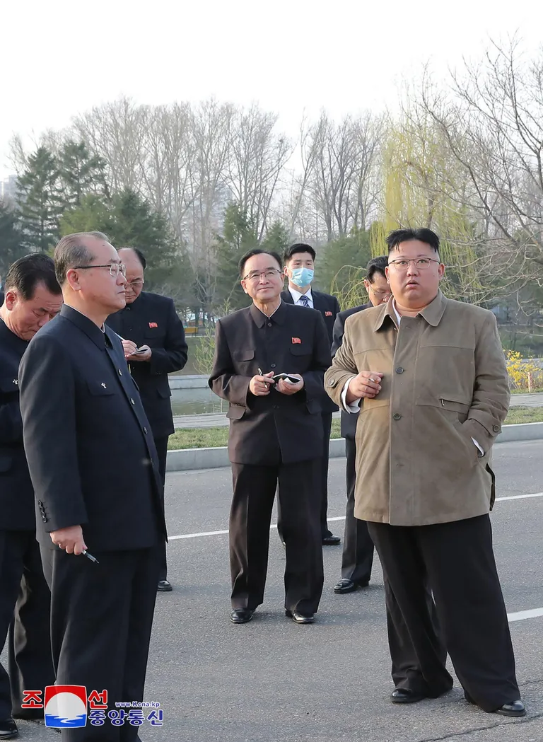 Kas Kim Jong- un (paremal) on salenenud? Pildil külastab ta aprillis Pyong­yangis ehitatavat elumajade rajooni.