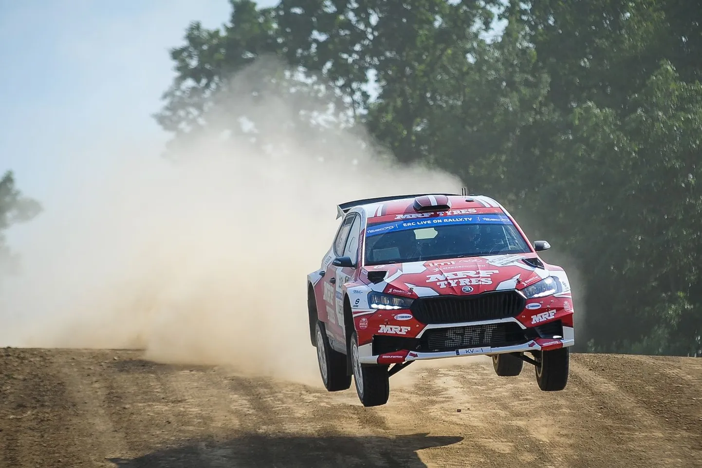 Rallija pilots Mārtiņš Sesks ar stūrmani Renāru Franci