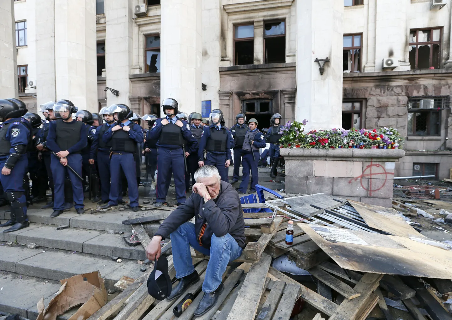 Mees eile Odessa ametiühingute maja ees silmi pühkimas.